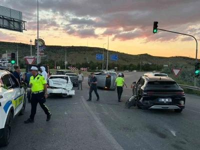 Kayseri&rsquo;de otomobil trafik ışıklarında bekleyen 4 araca &ccedil;arptı: 4 yaralı