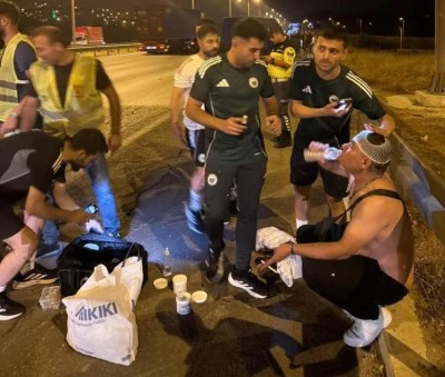 Kayseri Erciyes 38 FK futbolcuları trafik kazasına denk gelince yaralılara ilk yardımda bulundu