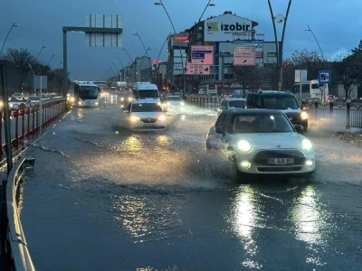 Kayseri&rsquo;yi sağanak vurdu, itfaiye ekipleri teyakkuza ge&ccedil;ti
