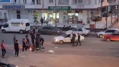 Kaza anı kamerada: Yaralı s&uuml;r&uuml;c&uuml;y&uuml; kaldırıp kenara g&ouml;t&uuml;rd&uuml;ler
