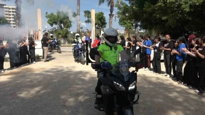 Kaza ihbarıyla &ccedil;ağrılan trafik ekiplerine pastalı, meşaleli s&uuml;rpriz kutlama
