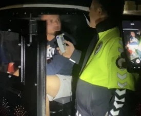 Kaza yapan alkoll&uuml; s&uuml;r&uuml;c&uuml; arkadaşını &ccedil;ağırıp su&ccedil;u &uuml;stlenmesini istedi