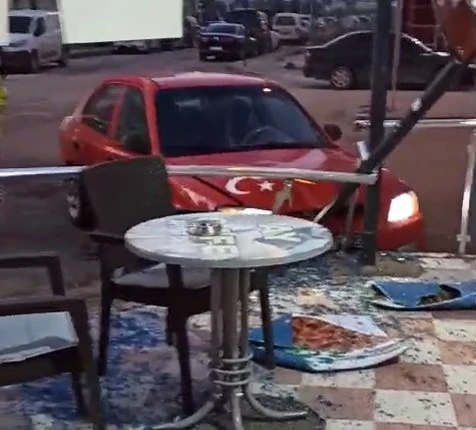 Kaza yapan ara&ccedil; &ccedil;iğk&ouml;fte d&uuml;kkanının korkuluklarına girdi: Kaza anı kamerada
