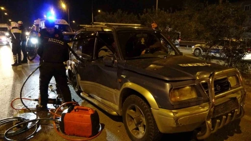 Kazada aracın i&ccedil;inde sıkışan annesinin elini bir an olsun bırakmadı
