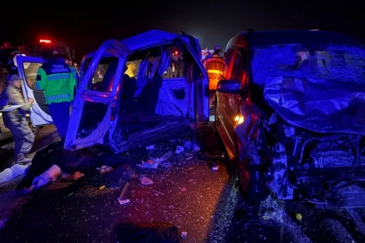 Kazada can pazarı yaşandı: &ouml;l&uuml; ve yaralılar var