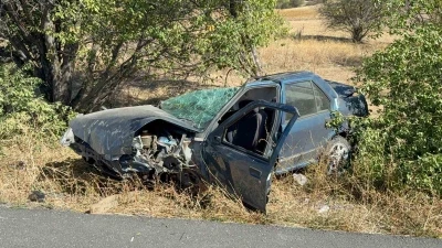 Kazada kopan tekerlek ağacın &uuml;zerine fırladı
