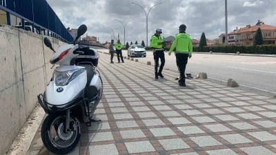 Kazada motosikletle birlikte 20 metre s&uuml;r&uuml;klenen s&uuml;r&uuml;c&uuml;s&uuml; yaralandı
