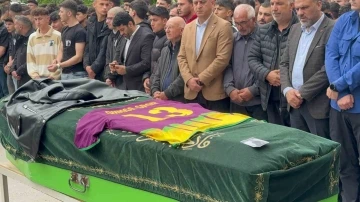 Kazada &ouml;len 17 yaşındaki futbolcu son yolculuğuna uğurlandı