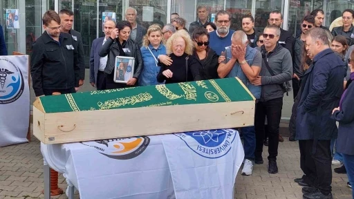 Kazada &ouml;len doktorlara acı veda: Alkışlarla uğurlandılar
