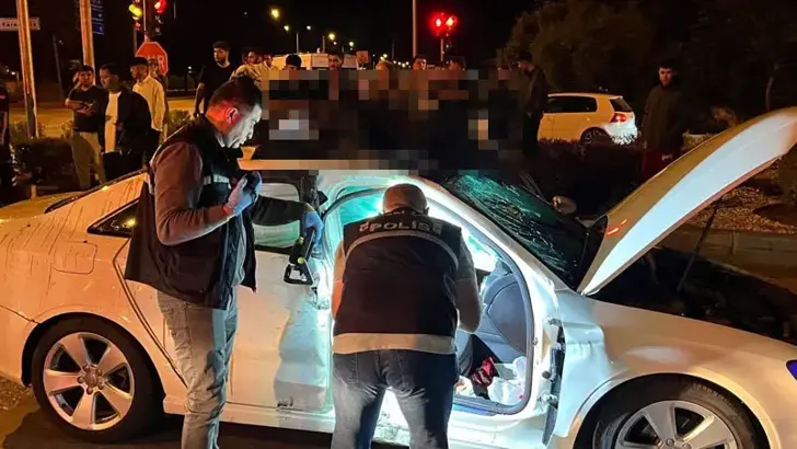 Kazada otomobilin &uuml;zerine savrulan motosiklet s&uuml;r&uuml;c&uuml;s&uuml; &ouml;ld&uuml;