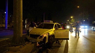 Kazada yaralanan kişiyi hayatta tutmak i&ccedil;in dakikalarca kalp masajı yapıp zamanla yarıştılar
