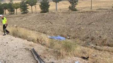 Kazalı otomobilini &ccedil;ekiciye y&uuml;klerken başka bir otomobilin &ccedil;arpması sonucu &ouml;ld&uuml;
