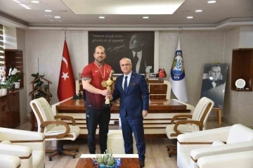 Kazandığı kupayı Başkan Kayda&rsquo;ya g&ouml;t&uuml;rd&uuml;
