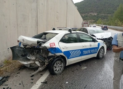 Kazaya m&uuml;dahale eden polislerin aracına otomobil &ccedil;arptı; 2'si polis 8 yaralı