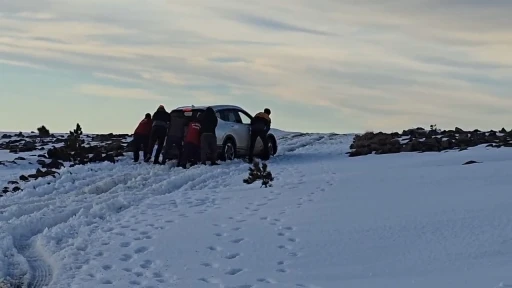 Kazdağları&rsquo;nda bin 700 metre y&uuml;kseklikte kara saplanan ara&ccedil; kurtarıldı
