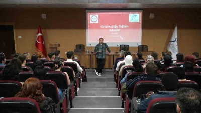 KB&Uuml;&rsquo;de d&uuml;zenlenen konferansta Ozan Kuşcu gen&ccedil;lere seslendi
