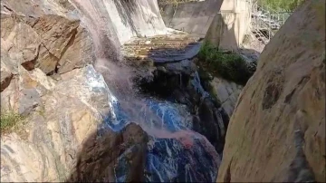 Keban&rsquo;da balık işleme fabrikasının atıklarının arıtılmadan &ccedil;aya d&ouml;k&uuml;ld&uuml;ğ&uuml; iddiası
