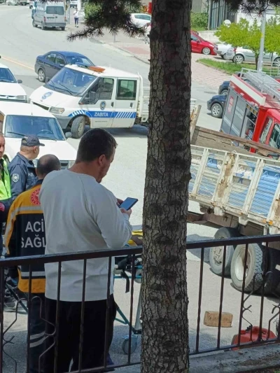 Ke&ccedil;i&ouml;ren&rsquo;de freni boşalan kamyon trafoya &ccedil;arptı
