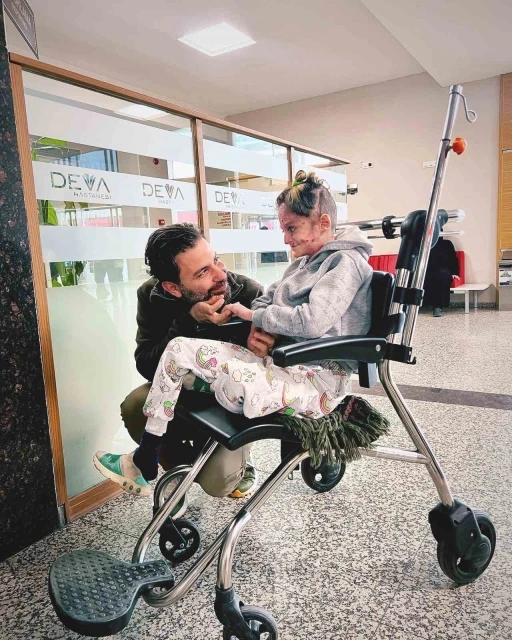 Kelebek hastası Emel&rsquo;e doktorunun yazdığı şiir duygulandırdı
