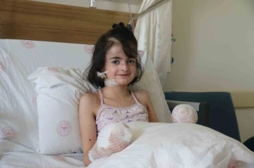 Kelebek hastası minik kız Eskişehir&rsquo;de yapılan ameliyatla ellerini kullanabilecek
