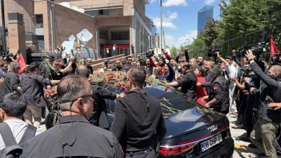 Kemal Kılı&ccedil;daroğlu, Genel Merkez'de &ccedil;i&ccedil;eklerle karşılandı