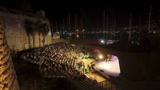 Kemal Sunal hologramıyla unutulmaz gece: &Uuml;nl&uuml;ler Bodrum&rsquo;da buluştu
