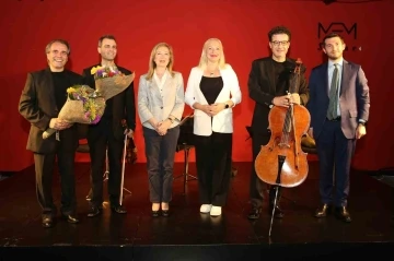 Keman ve &ccedil;ellonun gitarla buluştuğu konser
