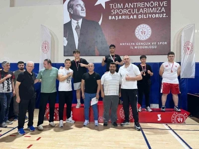 Kemerli sporculardan kick boks turnuvasında madalya yağmuru
