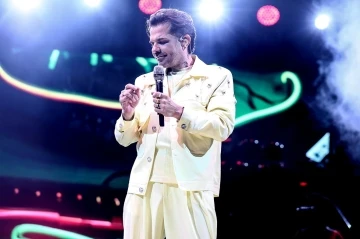 Kenan Doğulu&rsquo;ya &Ccedil;eşme&rsquo;de yoğun ilgi
