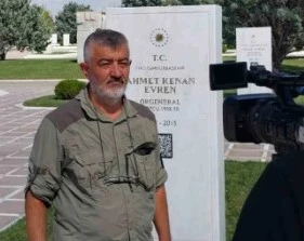 Kenan Evren&rsquo;in mezarı başında 12 Eyl&uuml;l yıld&ouml;n&uuml;m&uuml; protestosu