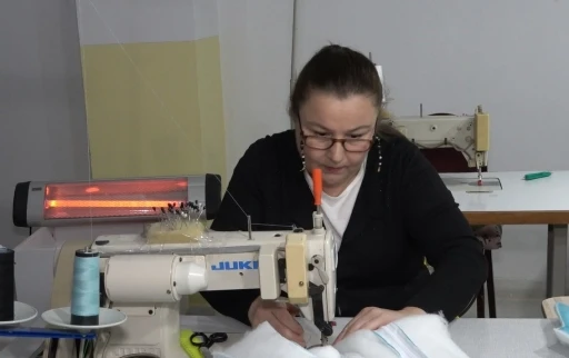 Kendi tasarladığı kar tulumuyla Rus annelerin g&ouml;nl&uuml;n&uuml; fethetti