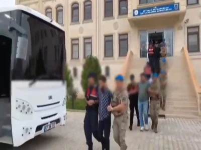 Kendilerini &lsquo;başsavcı&rsquo; olarak tanıtıp dolandırıcılık yaptılar
