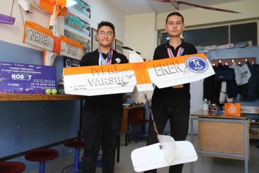 Kendileriyle yaşıtken şehit olan Eren B&uuml;lb&uuml;l&rsquo;&uuml;n ismini g&ouml;klere yazarak d&uuml;nya 1&rsquo;incisi oldular
