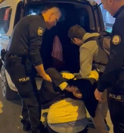 Kendisine m&uuml;dahale etmek isteyen polislere saldırdı