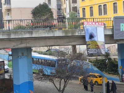 Kendisini dolandırdığını &ouml;ne s&uuml;rd&uuml;ğ&uuml; kişileri afişle teşhir etti