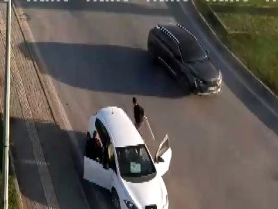 Kendisini durduran polise sopayla saldırdı