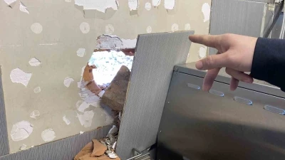 Kep&ccedil;enin &ccedil;arptığı iş yerinin duvarı hasar g&ouml;rd&uuml;
