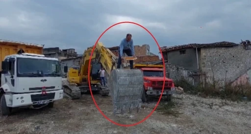 Kep&ccedil;enin kovasında k&uuml;nefe &ccedil;eviren operat&ouml;r&uuml;n o anları ilgi odağı oldu
