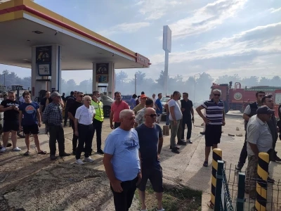 Keşan&rsquo;da anız yangını; akaryakıt istasyonu ve ormana sı&ccedil;ramadan s&ouml;nd&uuml;r&uuml;ld&uuml;