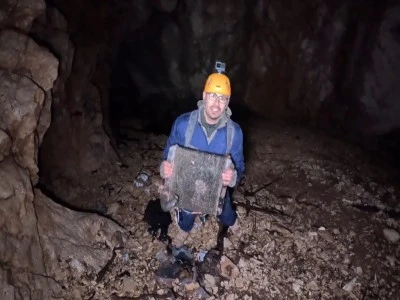 Keşif i&ccedil;in girdikleri mağarada hurda otomobille karşılaştılar