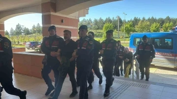 &rsquo;Kesik baş&rsquo; cinayetinde g&ouml;zaltına alınan 3 zanlı adliyeye sevk edildi
