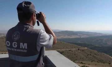 Keskin g&ouml;zler yeşil doğanın &uuml;zerinde: Bin 760 rakımlı zirvede yangın n&ouml;beti tutuyorlar
