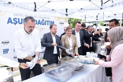 Kestel Belediyesi aşure bereketini vatandaşlarla paylaştı