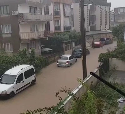 Kestel'i sağanak vurdu, cadde ve sokaklar sular altında kaldı