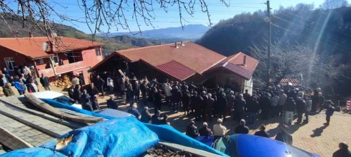 Kestiği ağacın altında kalarak &ouml;len iş&ccedil;i Bartın&rsquo;da toprağa verildi
