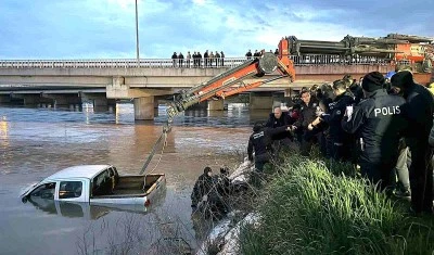 Kestirme yol eceli oldu! Dereden ge&ccedil;erken aracı suya g&ouml;m&uuml;len s&uuml;r&uuml;c&uuml; &ouml;ld&uuml;