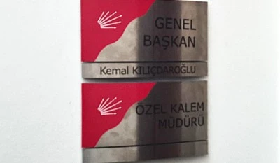 Kılı&ccedil;daroğlu'nun isimliği makam odasına takıldı, fotoğrafı yerine tekrar asıldı