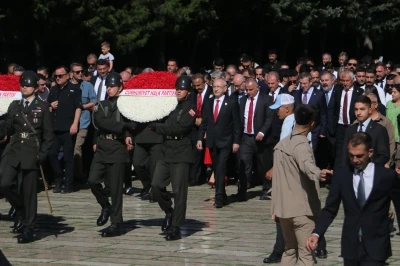 Kılı&ccedil;daroğlu, CHP'nin 103'&uuml;nc&uuml; kuruluş yıl d&ouml;n&uuml;m&uuml;nde Anıtkabir'i ziyaret etti