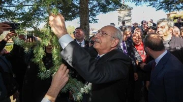 Kılı&ccedil;daroğlu, marteni&ccedil;ka bilekliğini Bulgaristan'da T&uuml;rkan Bebek Anıtı'ndaki ağaca astı