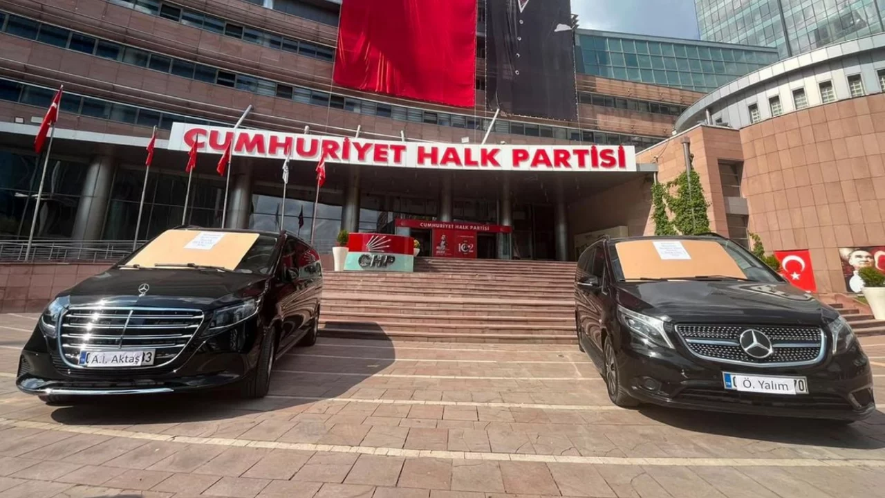 Kılı&ccedil;daroğlu'ndan, CHP'nin iki makam aracını afişli satış